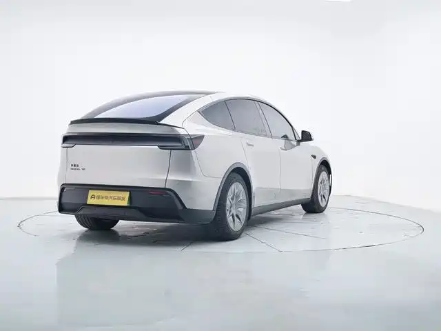 Tesla Model Y L 2025 — фото 10