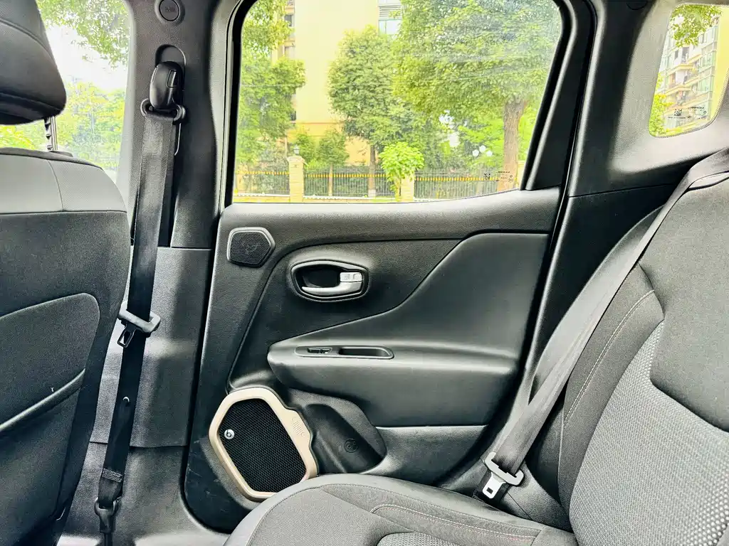 Jeep Renegade 2016 — фото 11