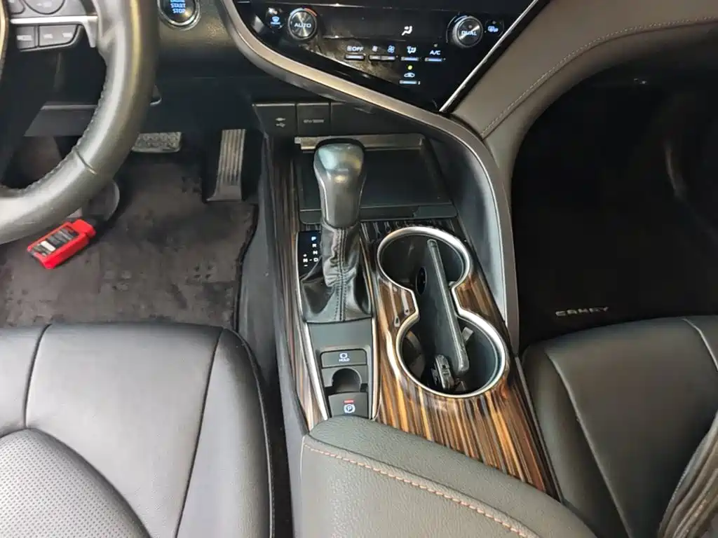 Toyota Camry 2020 — фото 10