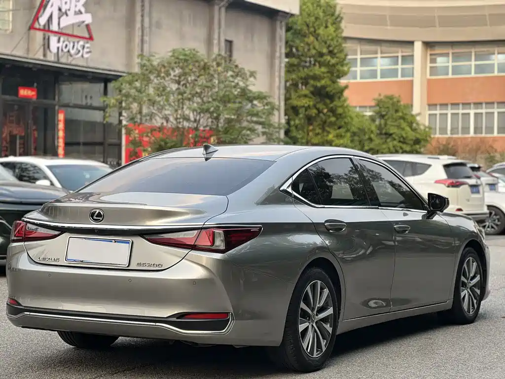 Lexus ES 2018 — фото 13