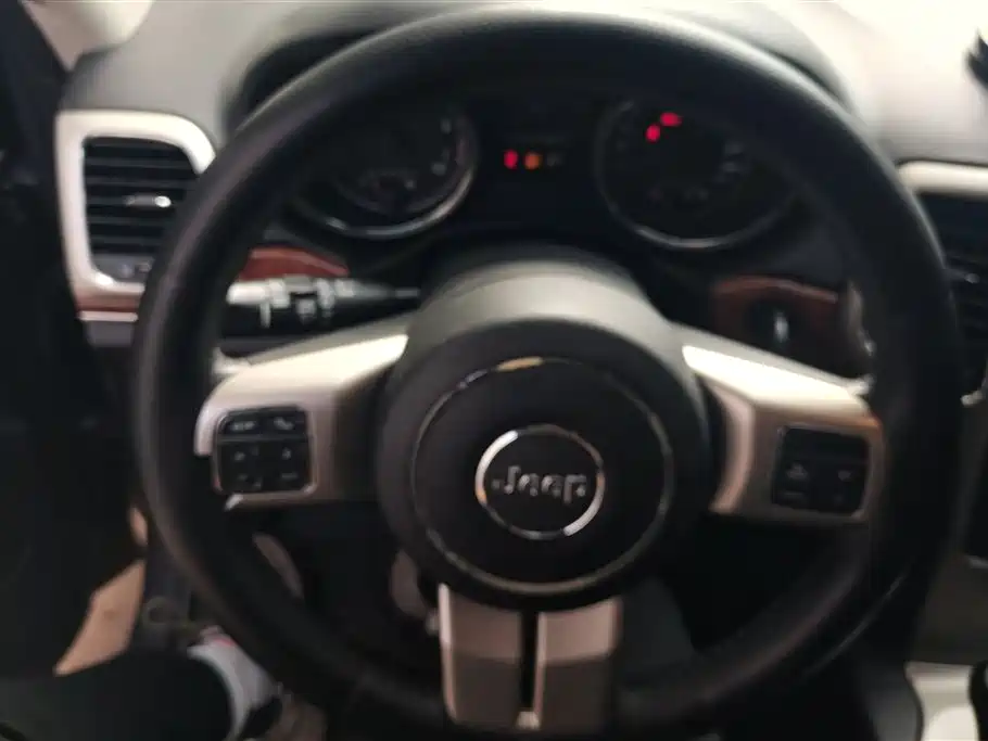 Jeep Grand Cherokee 2013 — фото 15
