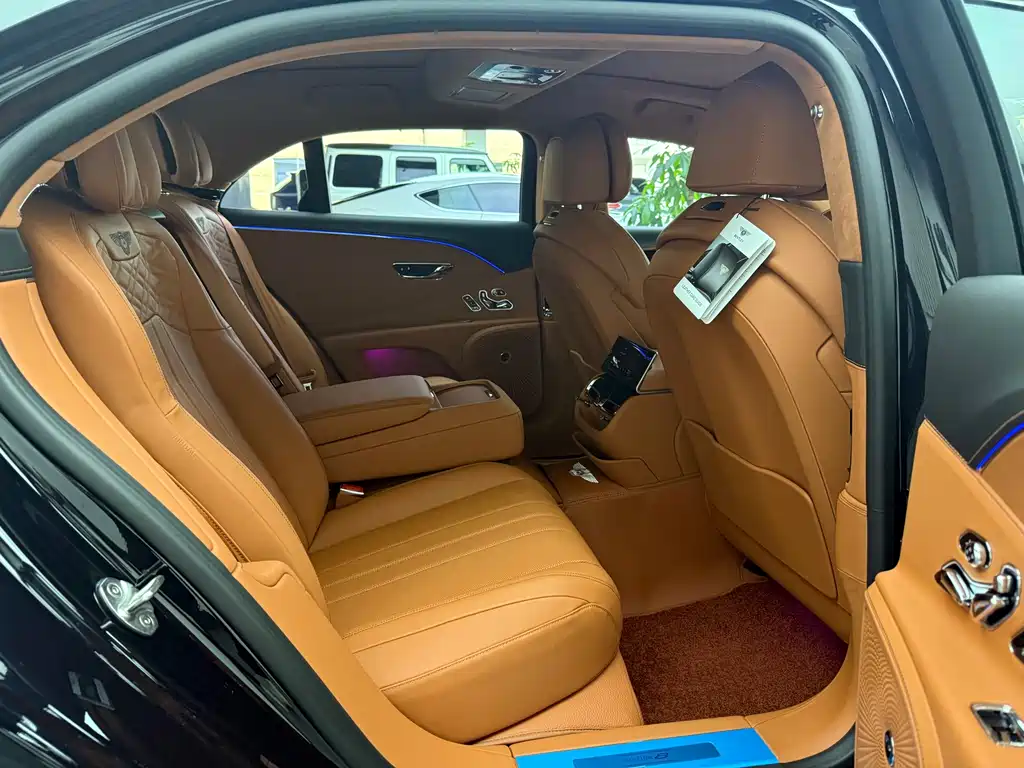 Bentley Flying Spur 2025 — фото 11