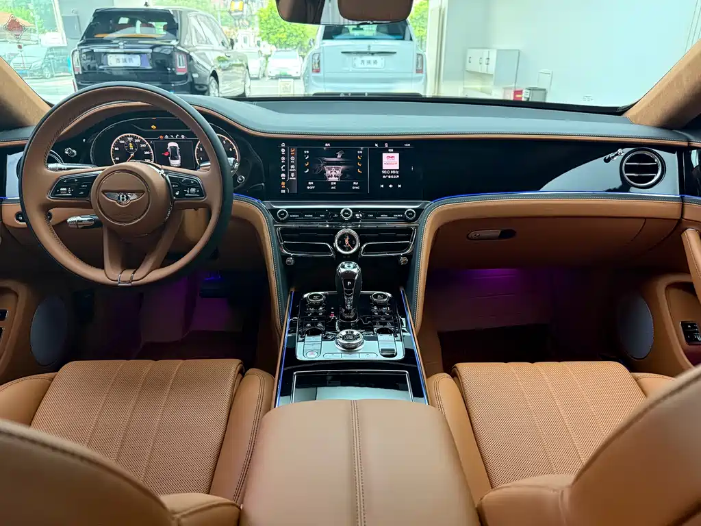 Bentley Flying Spur 2025 — фото 13