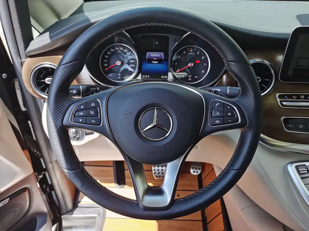 Mercedes-Benz V-Class 2021 — фото 18