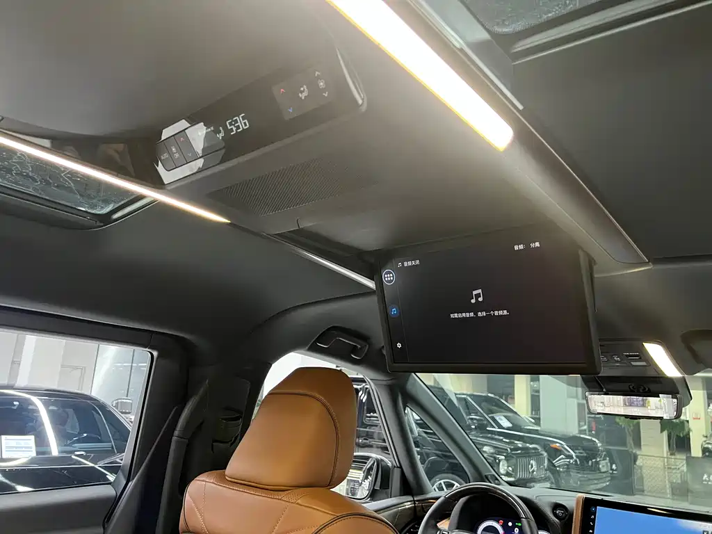 Toyota Alphard 2023 — фото 16