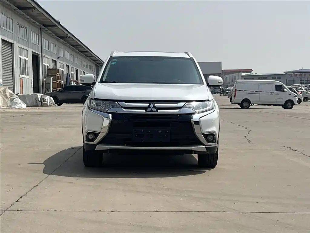 Mitsubishi Outlander 2019 — фото 2