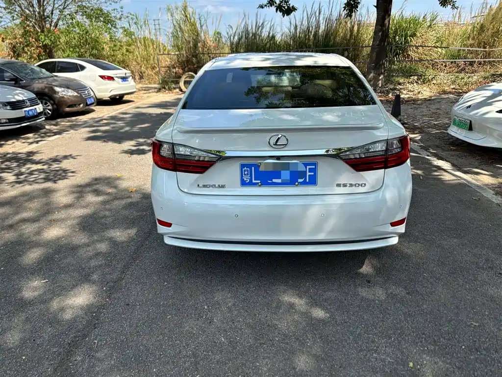 Lexus ES 2015 — фото 10