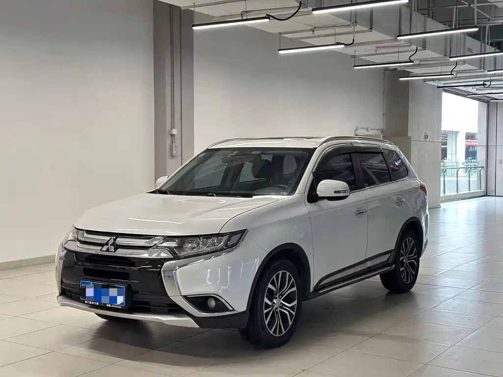 Mitsubishi Outlander 2017 — фото 1
