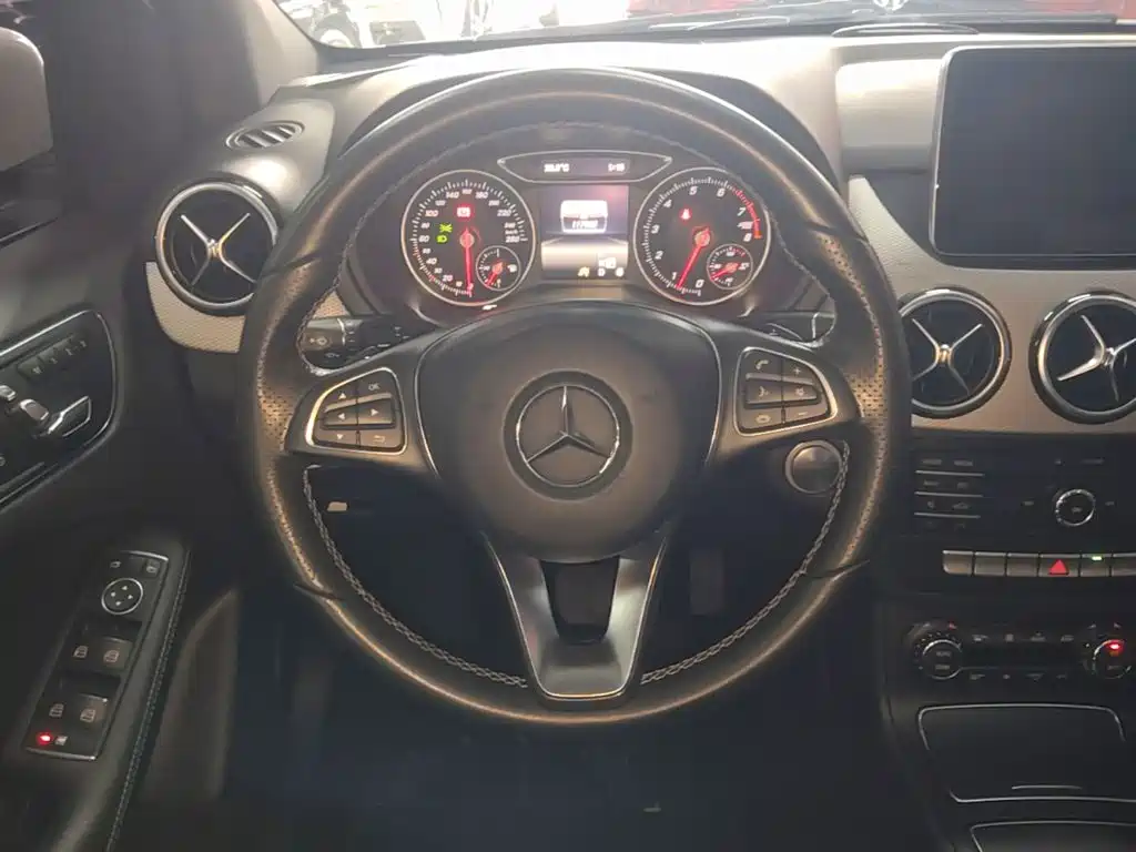 Mercedes-Benz B-Class 2016 — фото 11