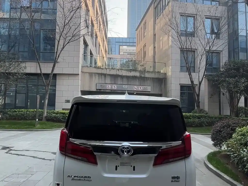 Toyota Alphard 2022 — фото 5