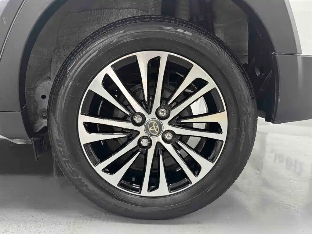Toyota Yaris L 2022 — фото 16