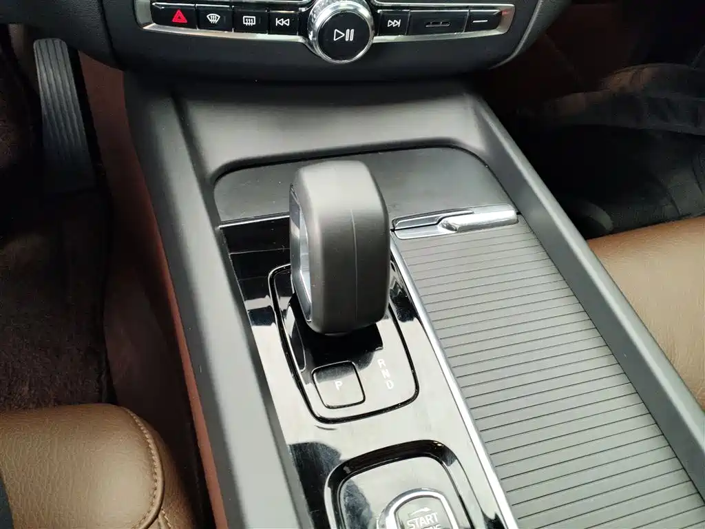 Volvo XC60 2022 — фото 14