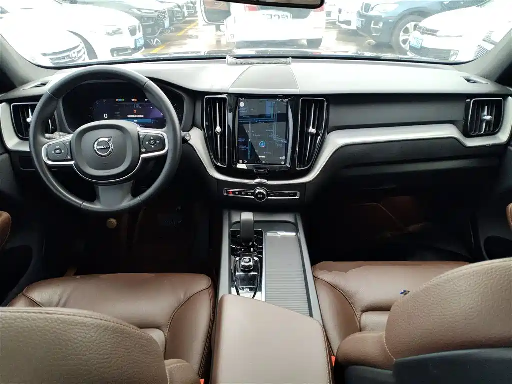 Volvo XC60 2022 — фото 10