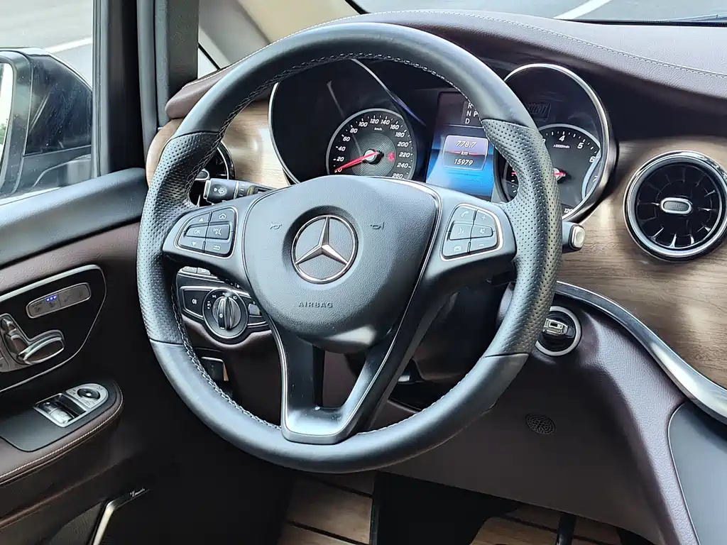 Mercedes-Benz V-Class 2024 — фото 18