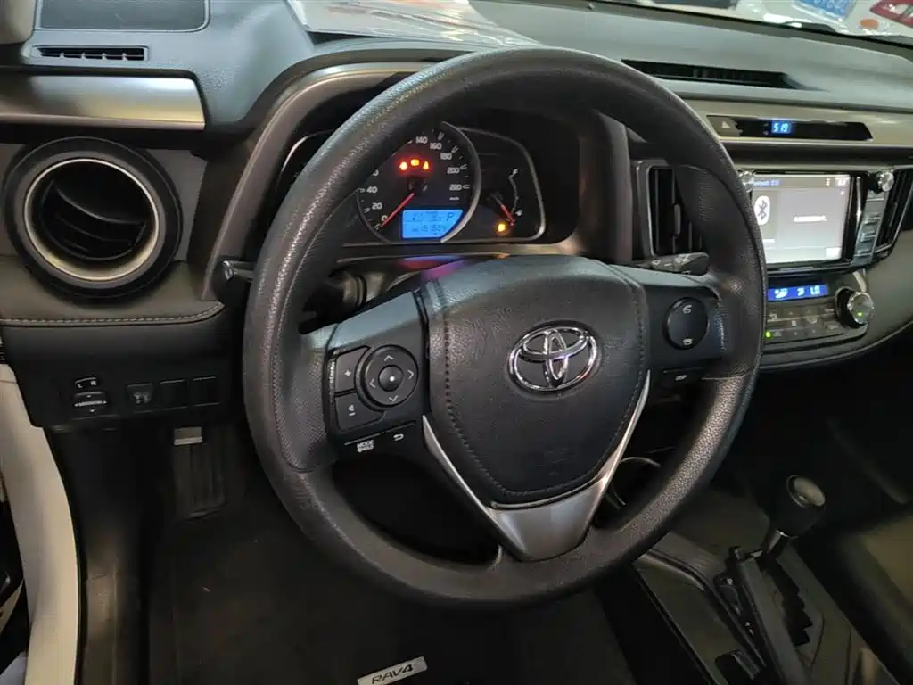 Toyota RAV4 2015 — фото 11