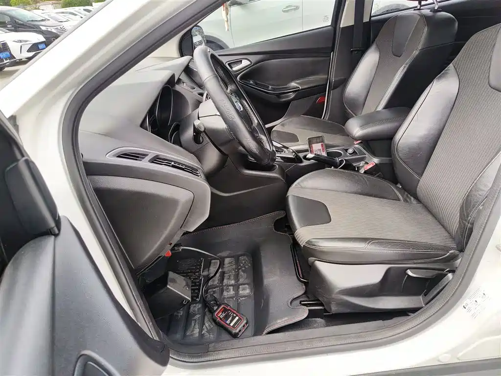 Ford Focus 2014 — фото 15