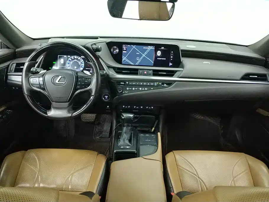 Lexus ES 2018 — фото 12
