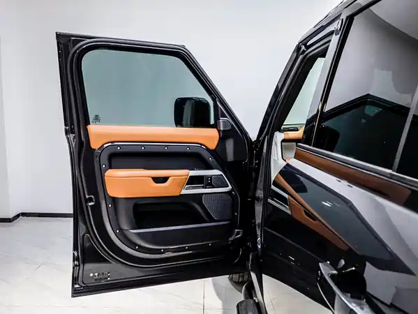 Land Rover Defender 2024