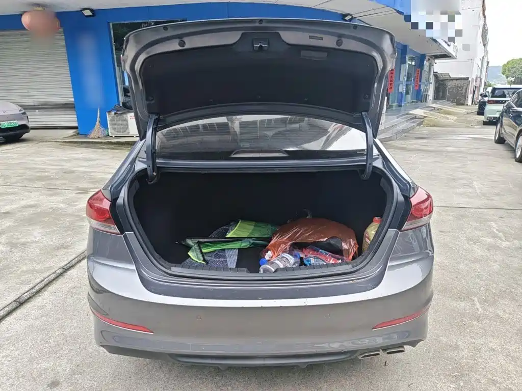 Hyundai Elantra 2018 — фото 15