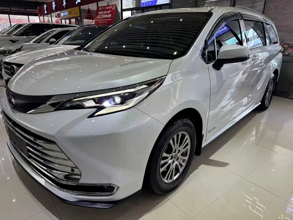 Toyota Sienna 2023 — фото 1