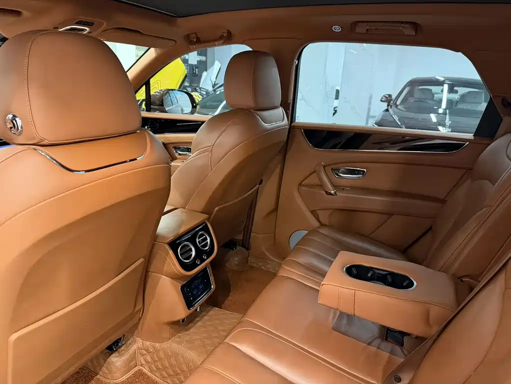 Bentley Bentayga 2019 — фото 10