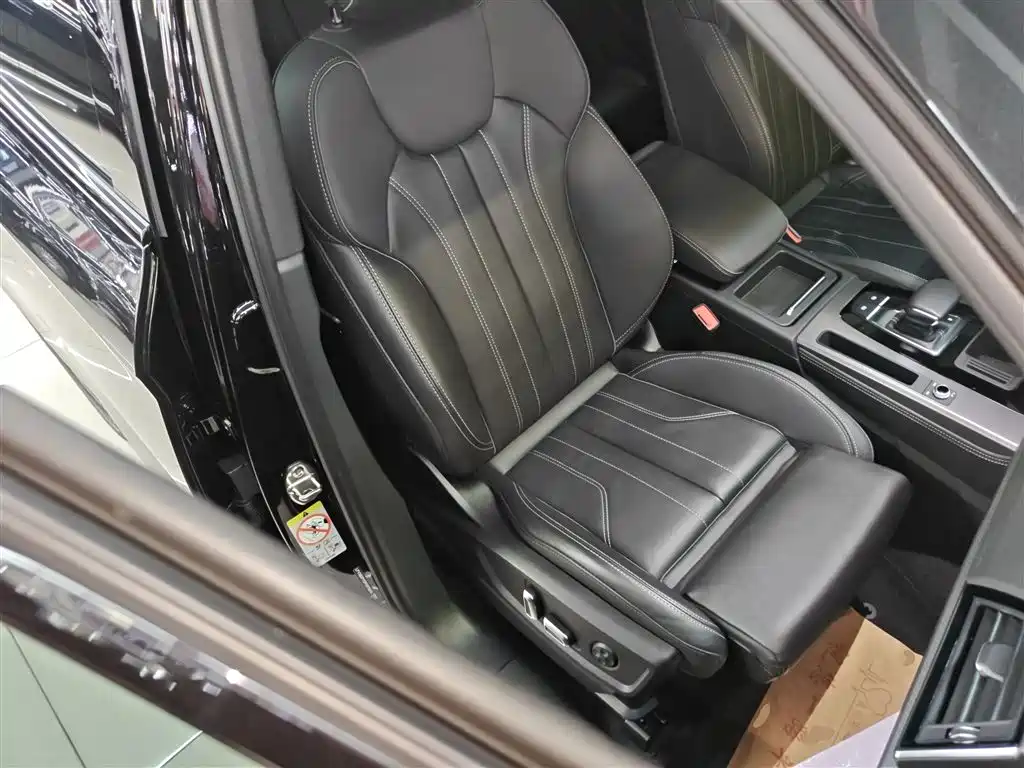 Audi Q5L 2023 — фото 25