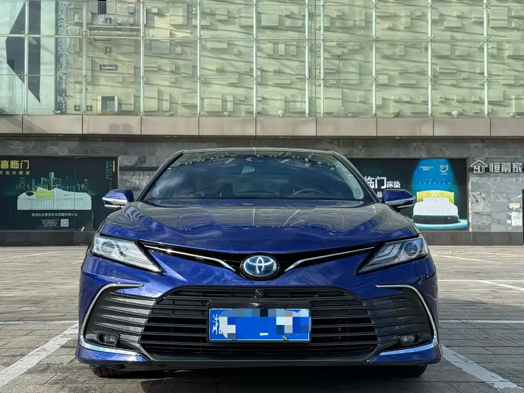 Toyota Camry 2023 — фото 2