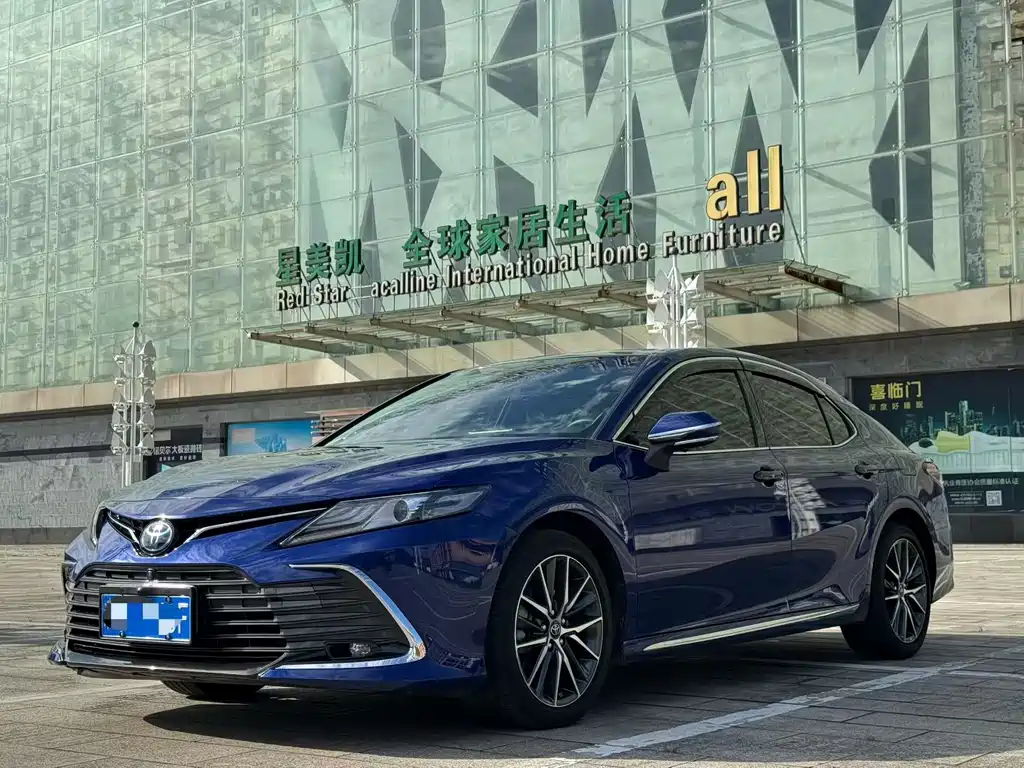 Toyota Camry 2023 — фото 1