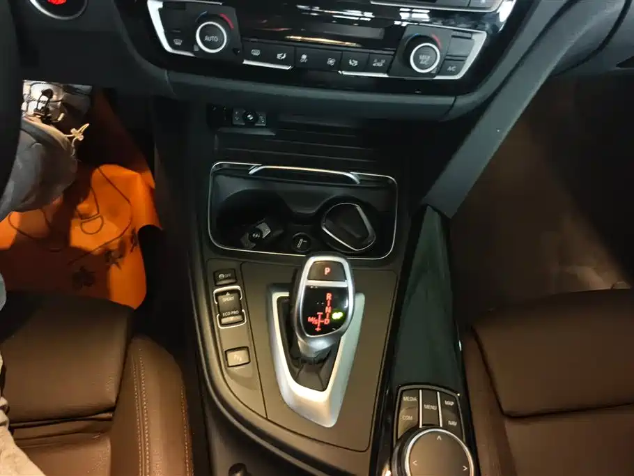 BMW 3 Series 2018 — фото 16
