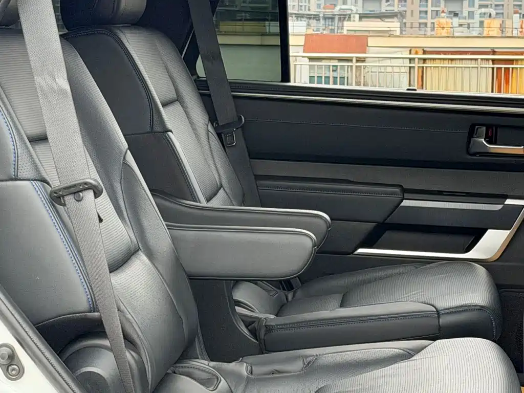 Toyota Sequoia 2023 — фото 12