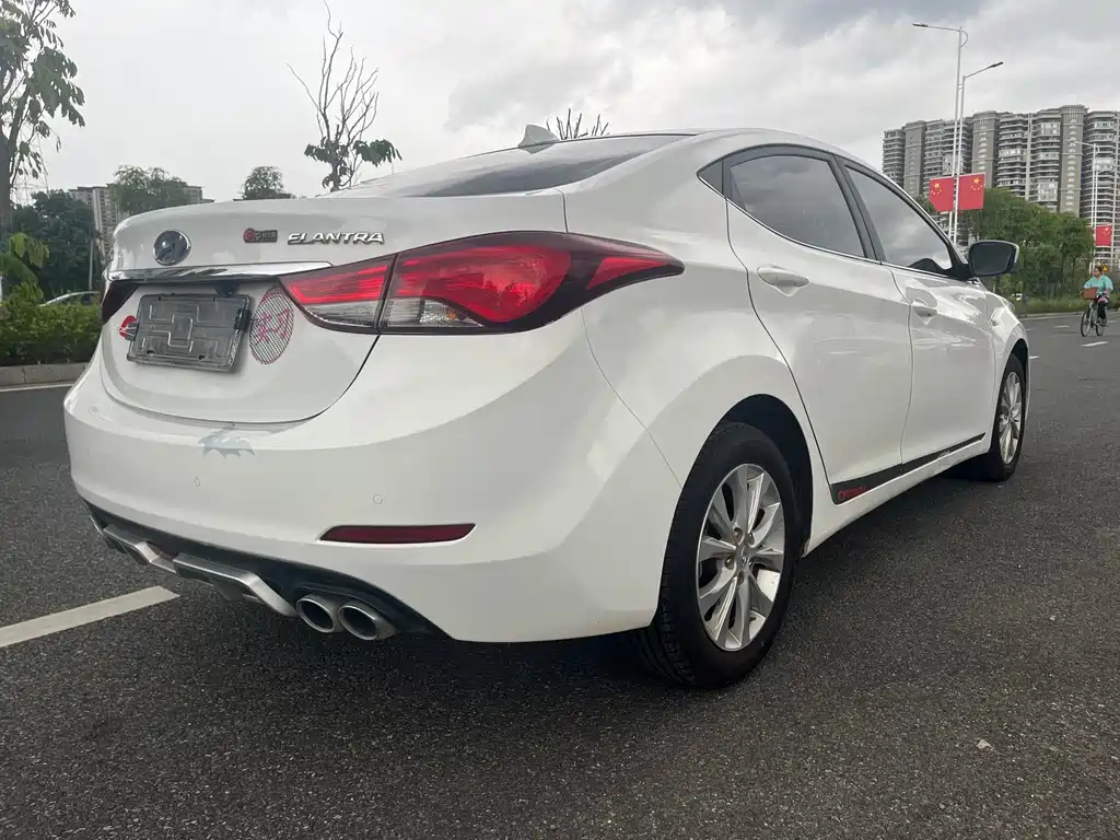 Hyundai Elantra 2017 — фото 8