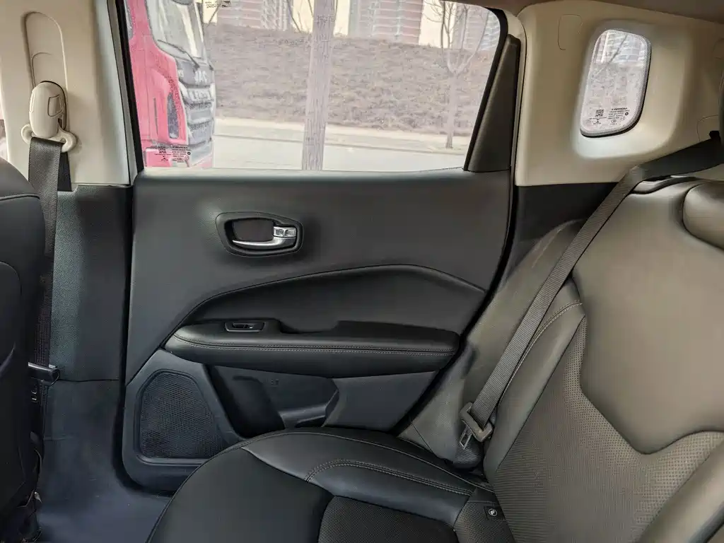 Jeep Compass 2018 — фото 13