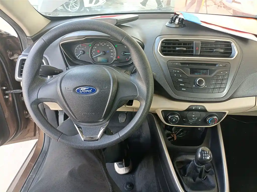 Ford Escort 2018 — фото 10