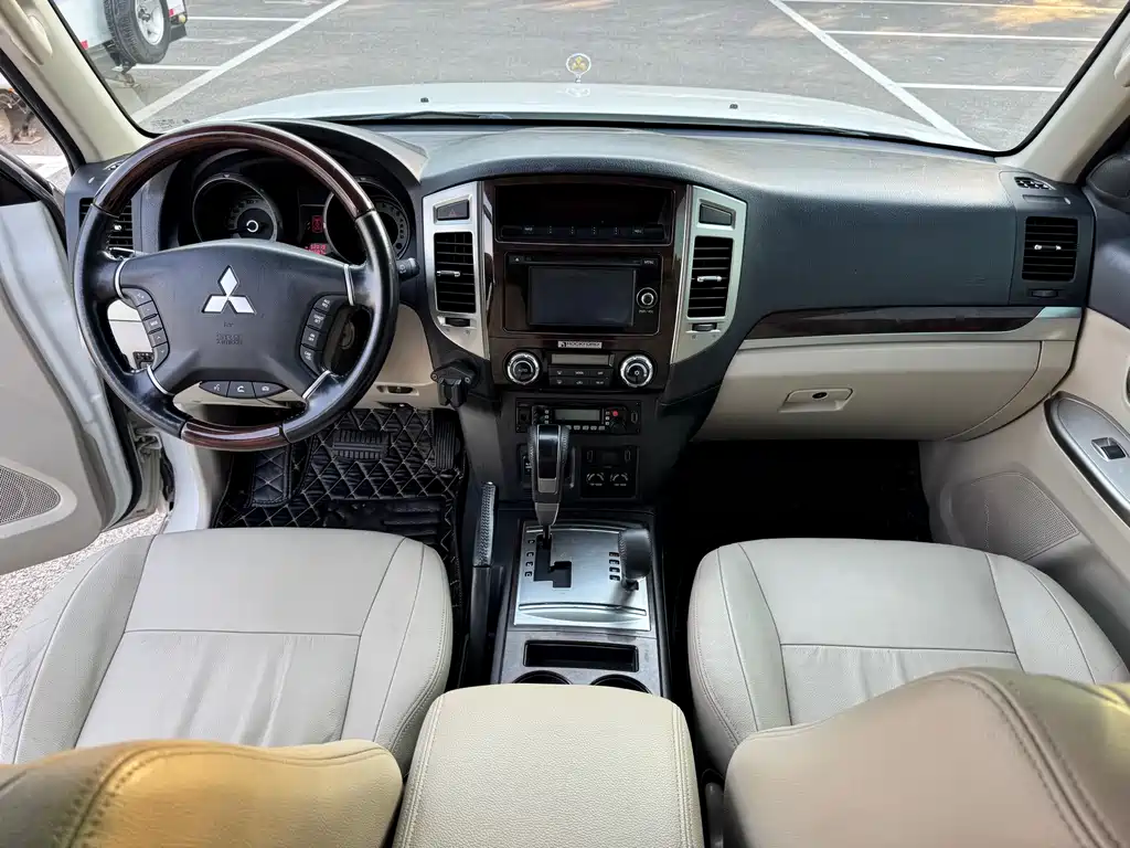 Mitsubishi Pajero 2018 — фото 10