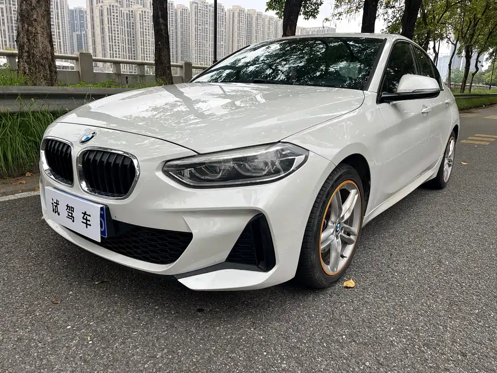 BMW 1 Series 2019 — фото 1
