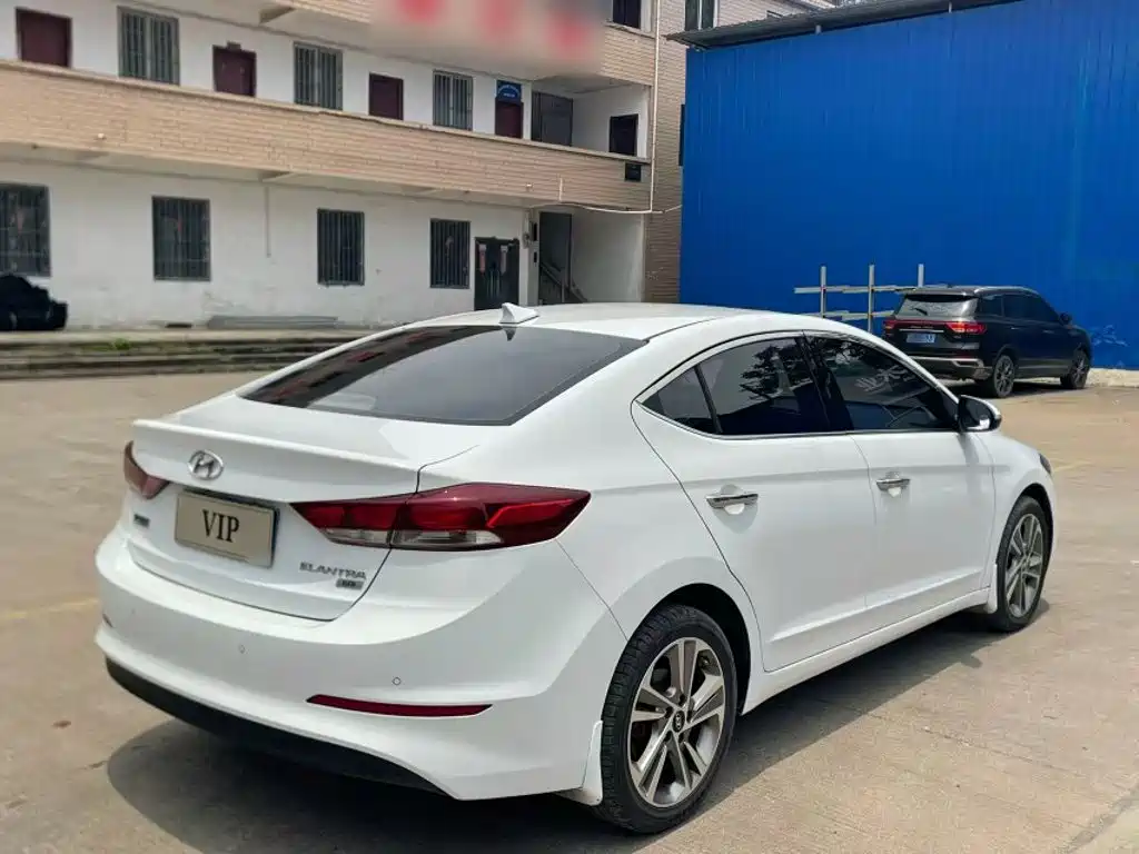 Hyundai Elantra 2018 — фото 7