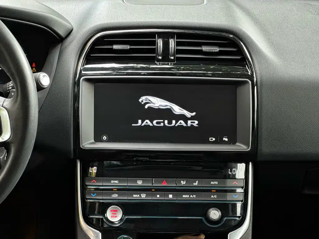 Jaguar XEL 2019 — фото 9