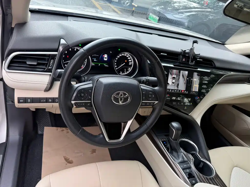 Toyota Camry 2018 — фото 16