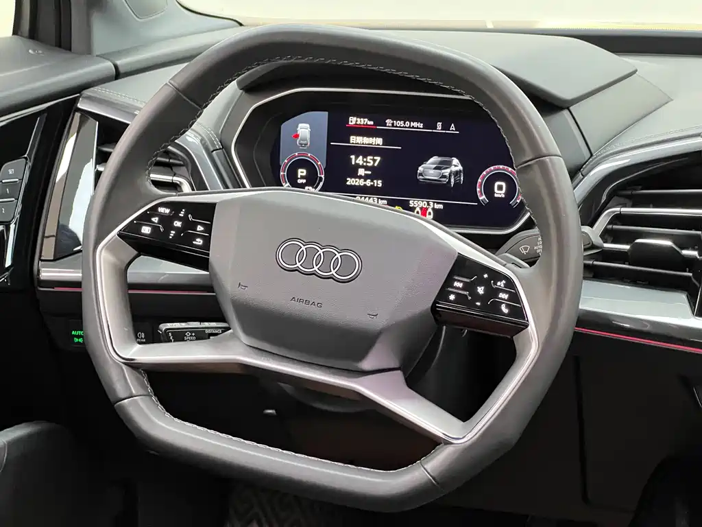 Audi Q4 e-tron 2022 — фото 26