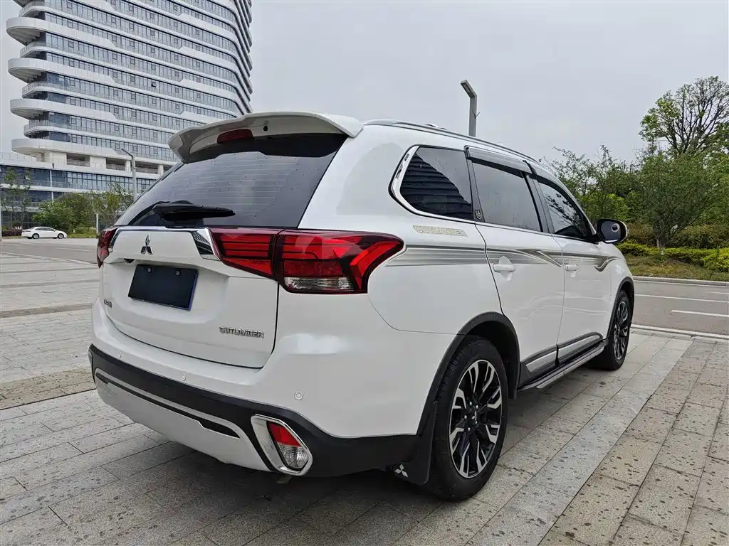 Mitsubishi Outlander 2019 — фото 4