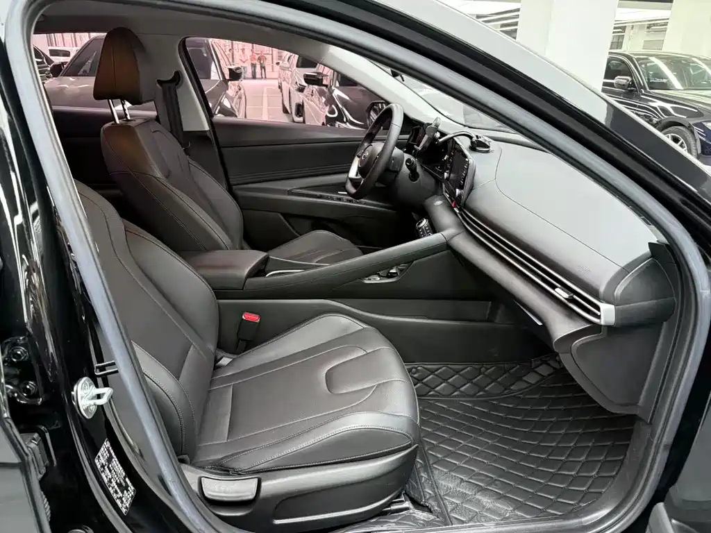 Hyundai Elantra 2023 — фото 11
