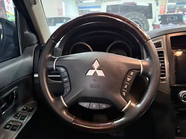 Mitsubishi Pajero 2020