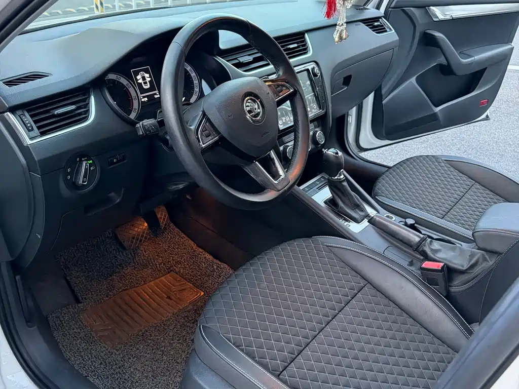 Skoda Octavia 2018 — фото 12