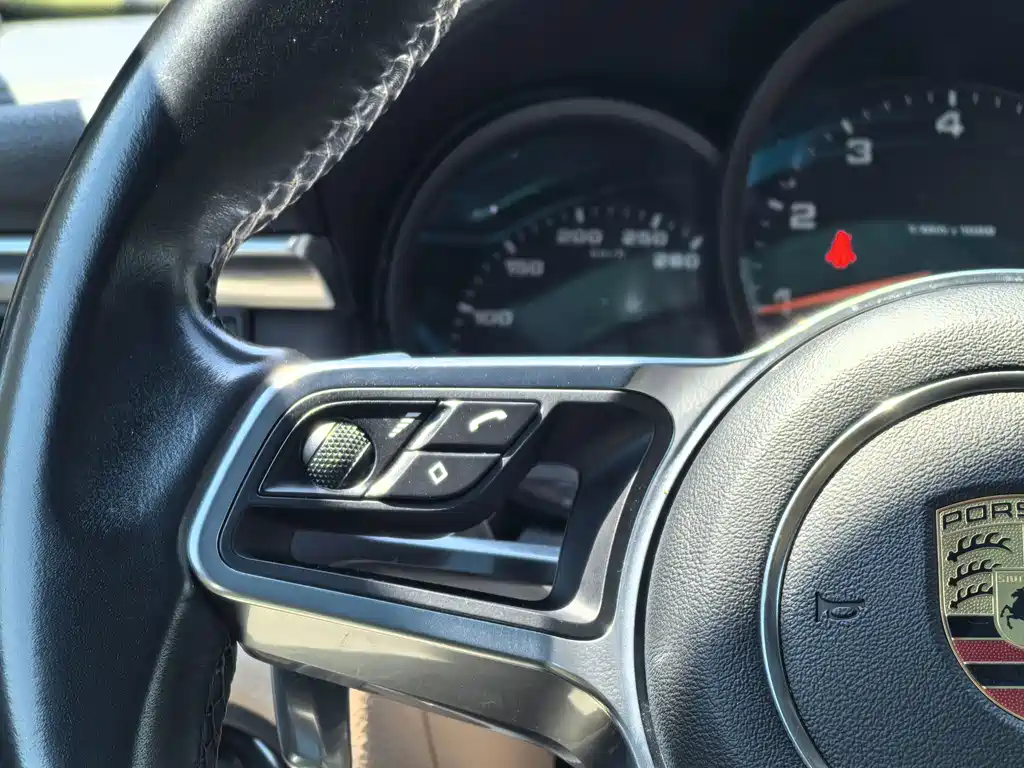 Porsche Macan 2019 — фото 16