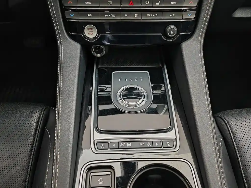 Jaguar F-PACE 2016 — фото 13