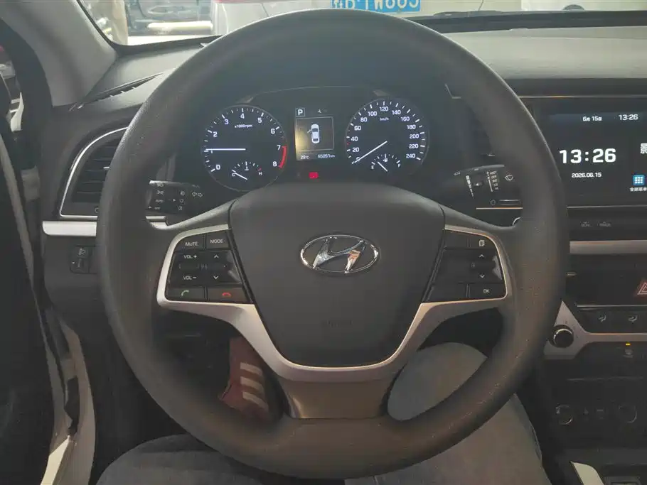 Hyundai Elantra 2016 — фото 15