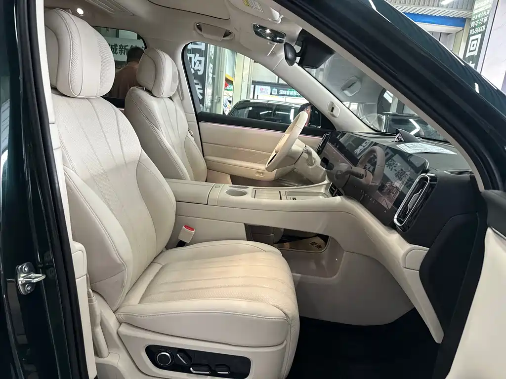 AITO M8 2025 — фото 13