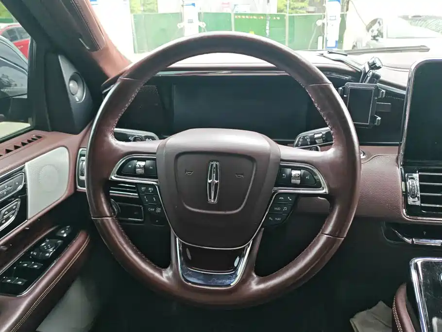 Lincoln Navigator 2022 — фото 15
