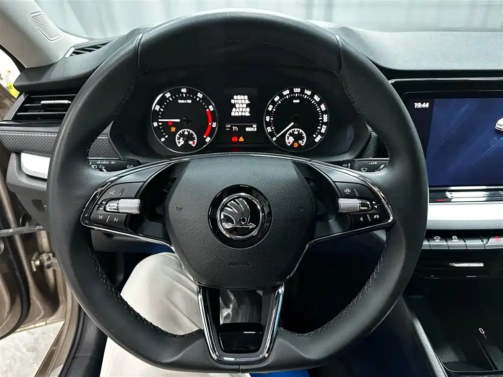 Skoda Octavia 2023 — фото 13