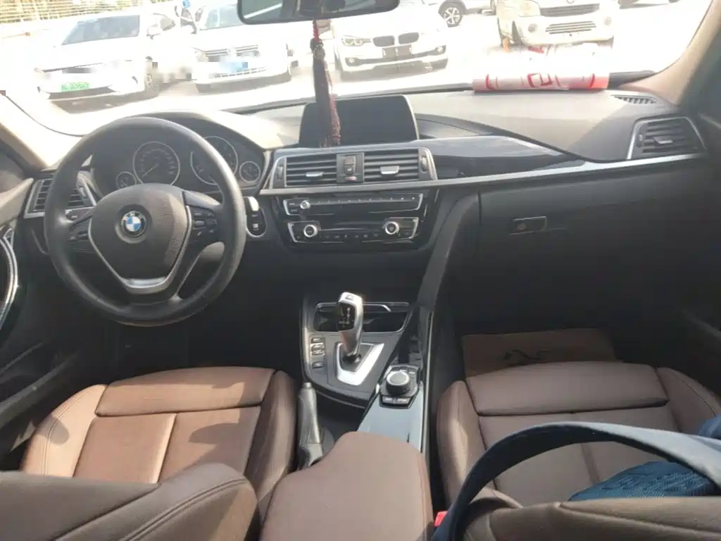 BMW 3 Series 2018 — фото 10